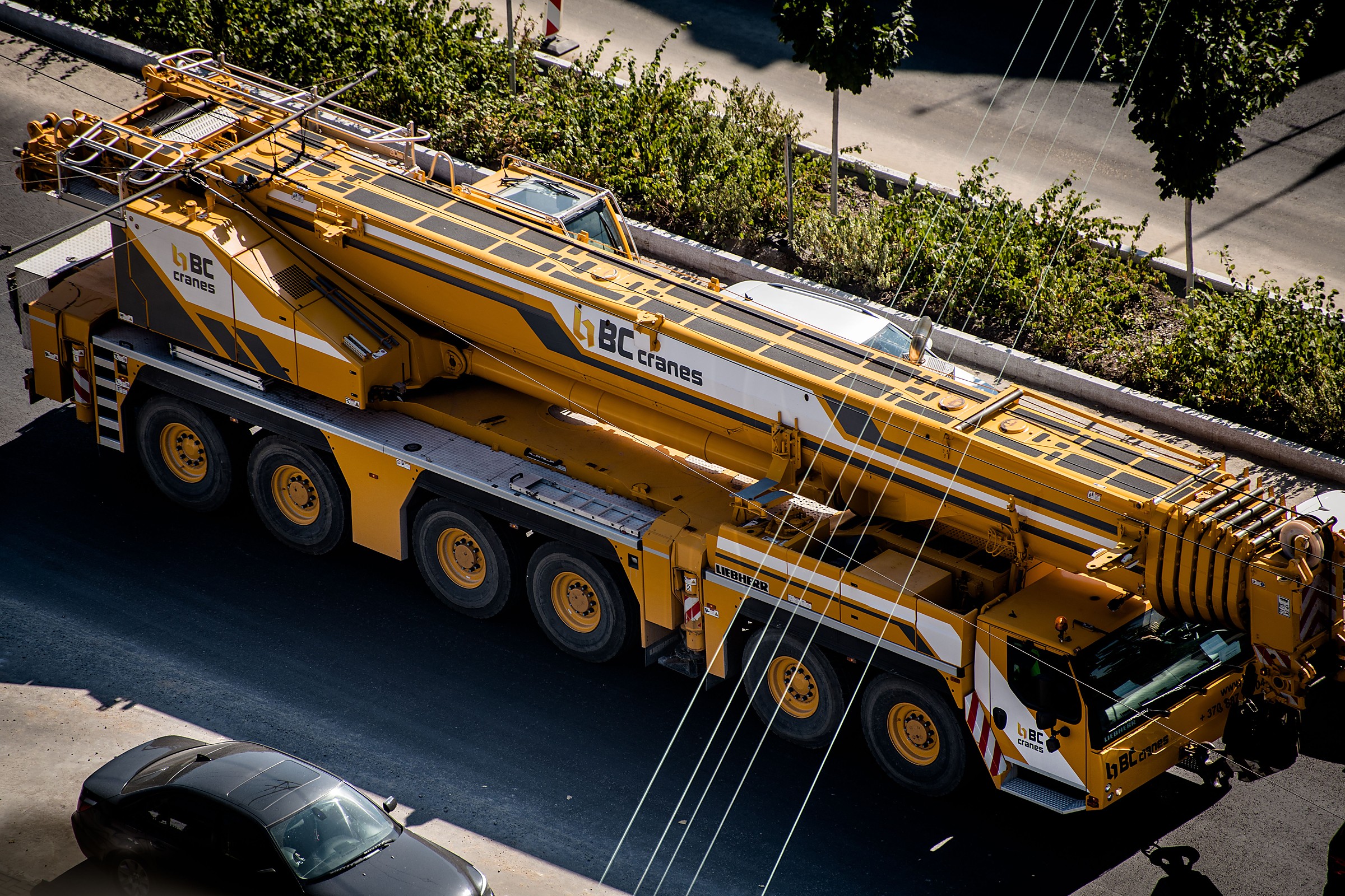 Heavy mobile crane prepared for modular placement