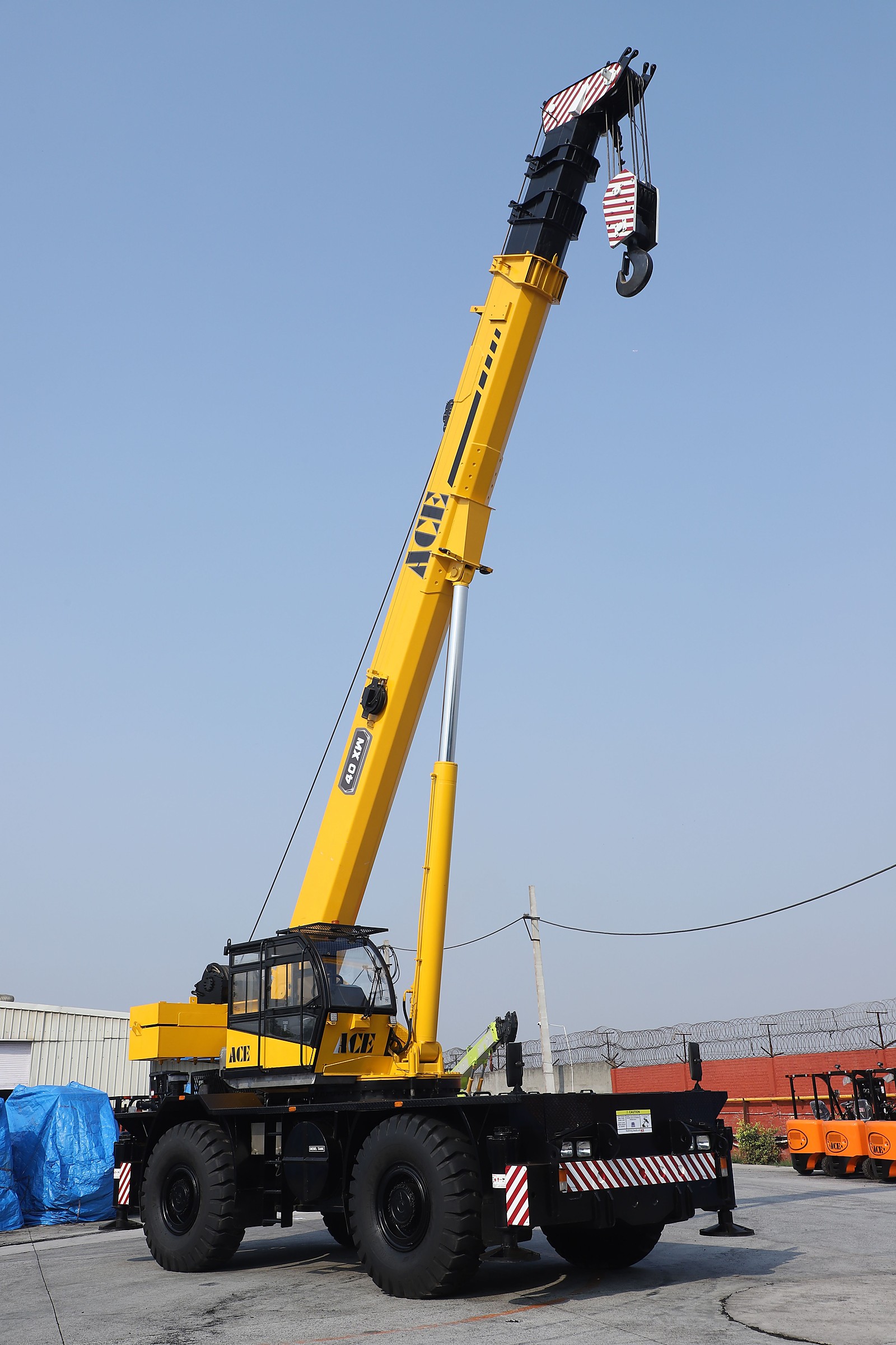 Rough-terrain crane used for site placement